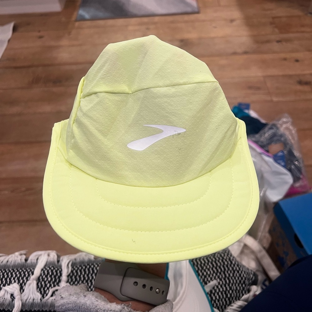 *NEW WITH TAGS* Brooks packable yellow hat